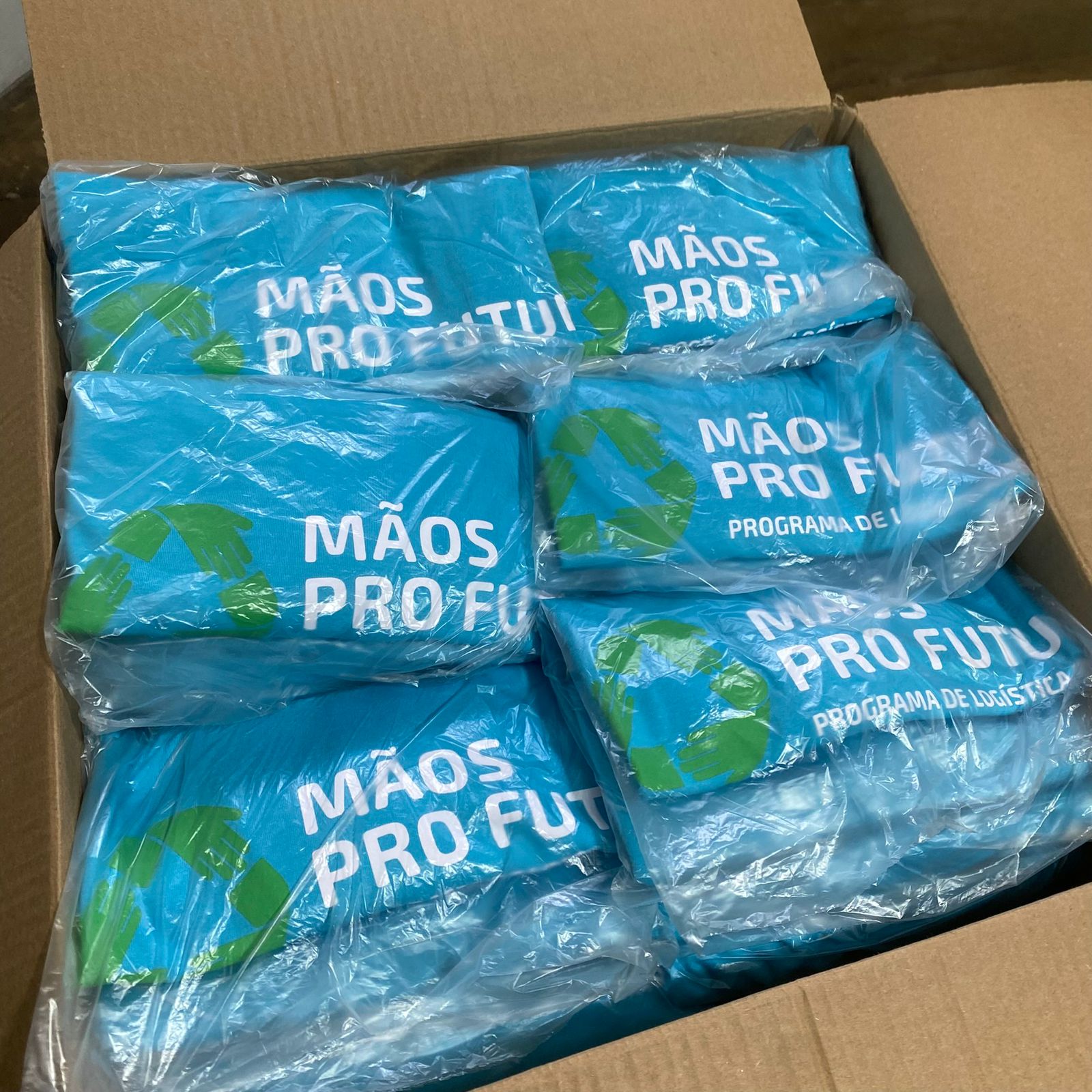 Lote de camisetas embalado e pronto para expedição — Veloz Uniformes