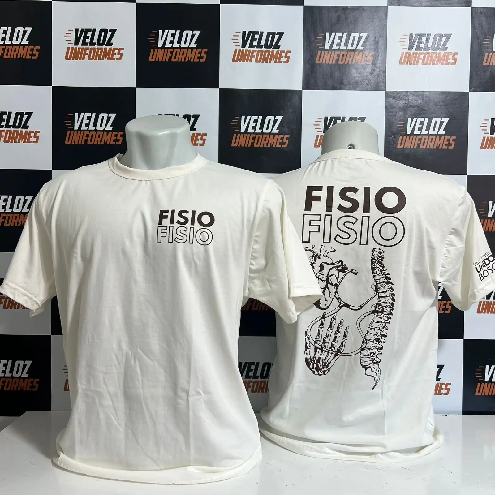 Camiseta off-white personalizada clínica de fisioterapia