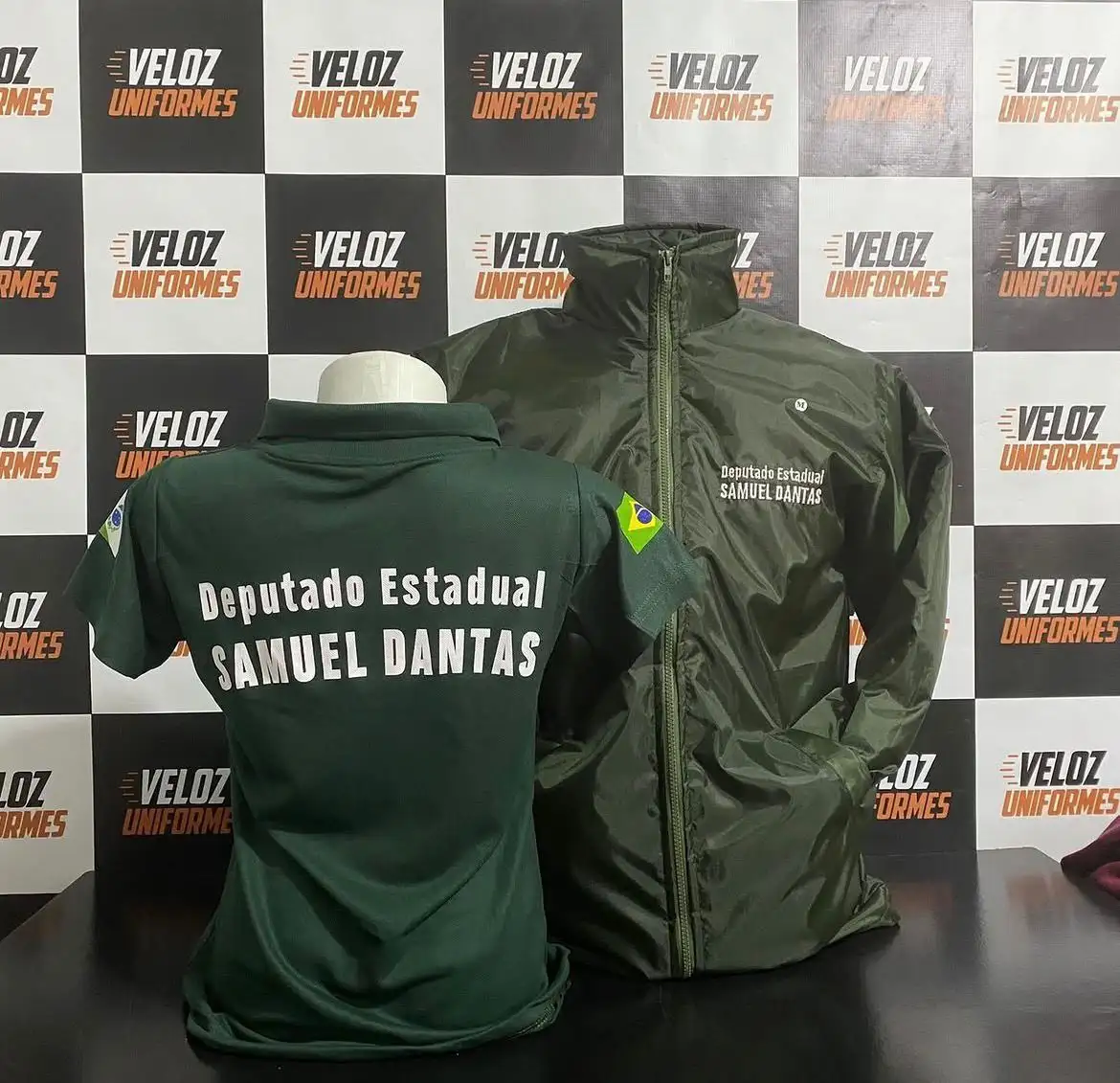 Jaqueta personalizada produzida pela Veloz Uniformes