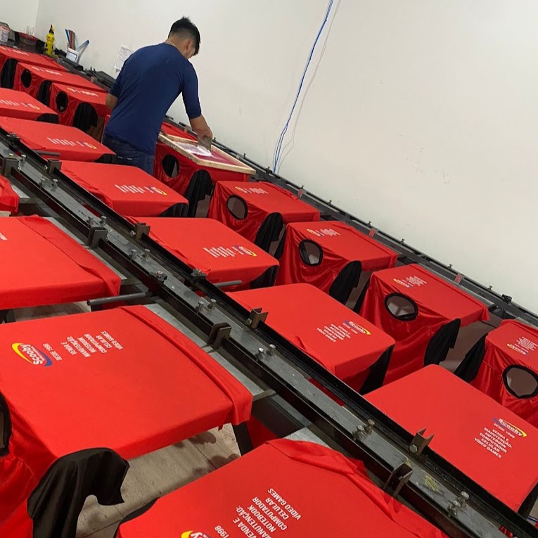 Sobre nós 1 Homem estampando uniformes profissionais utilizando serigrafia