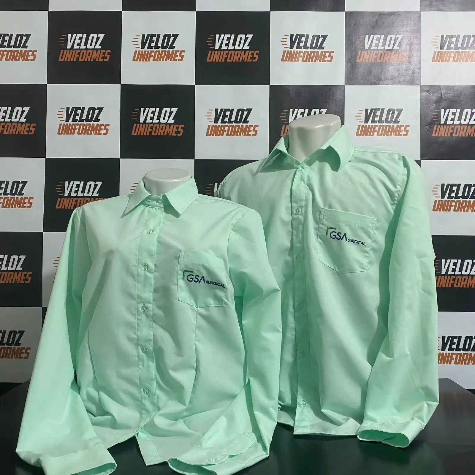 Camisa social personalizada produzida pela Veloz Uniformes