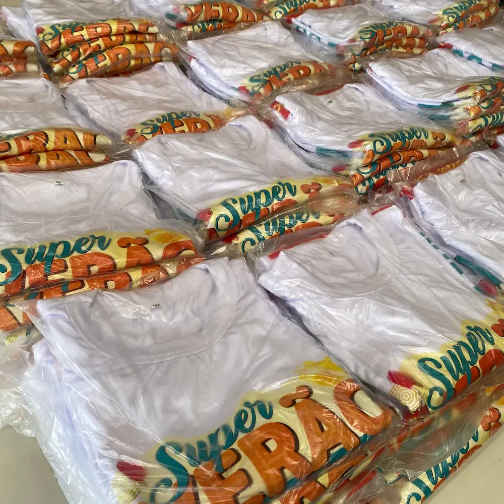 Lotes de camisetas personalizadas produzidas na fábrica da Veloz Uniformes