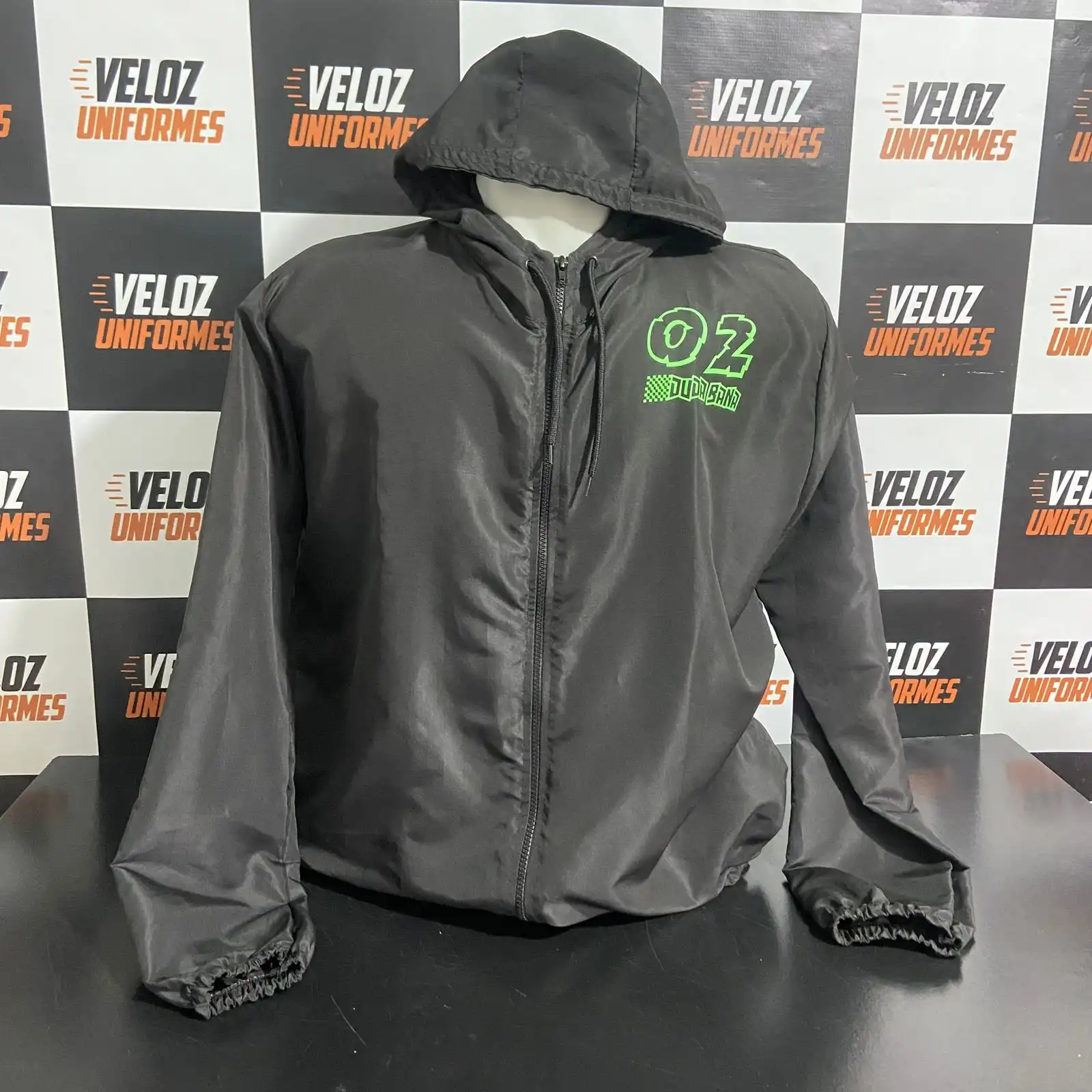 Corta-vento personalizado produzida pela Veloz Uniformes