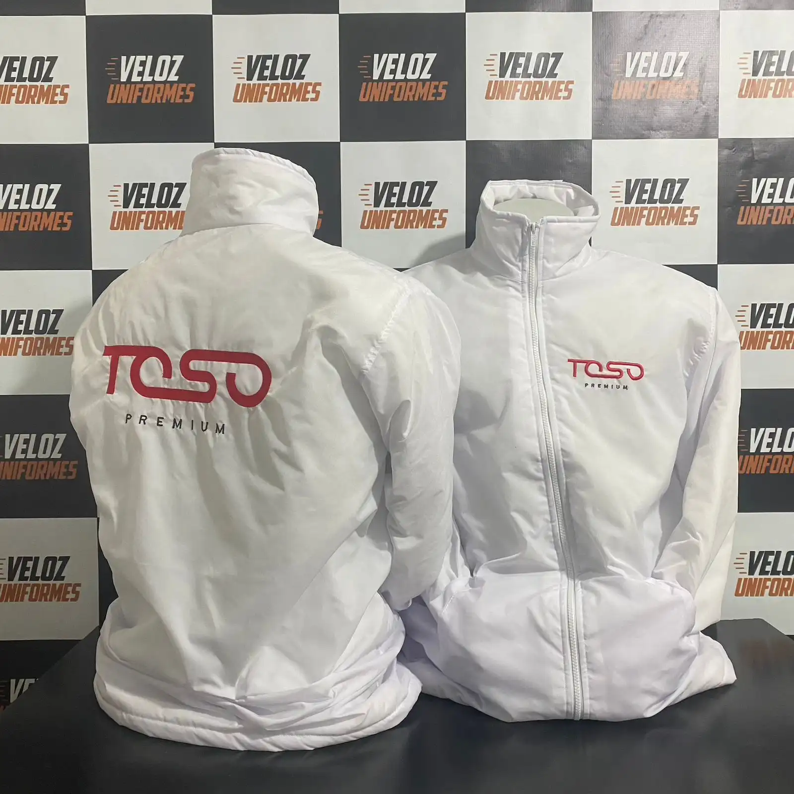 Jaqueta personalizada produzida pela Veloz Uniformes