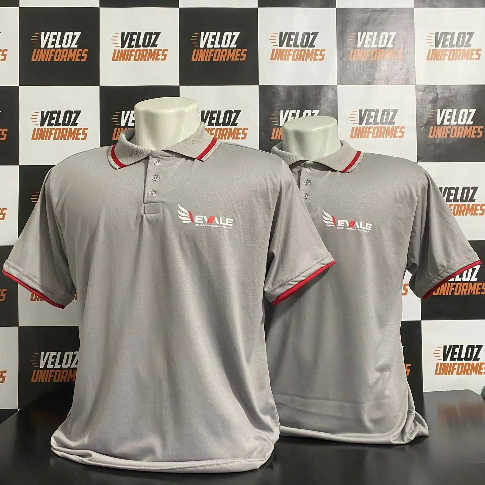 Camisa polo bicolor personalizada produzida pela Veloz Uniformes