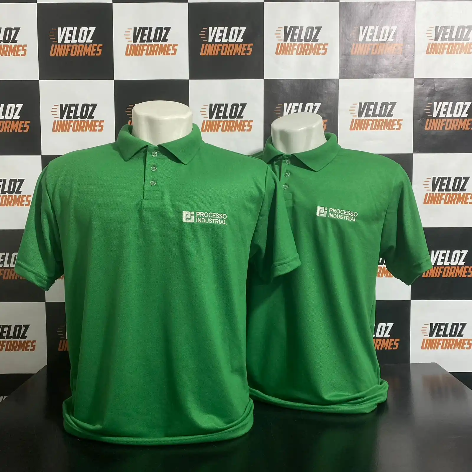 Camisa polo personalizada produzida pela Veloz Uniformes